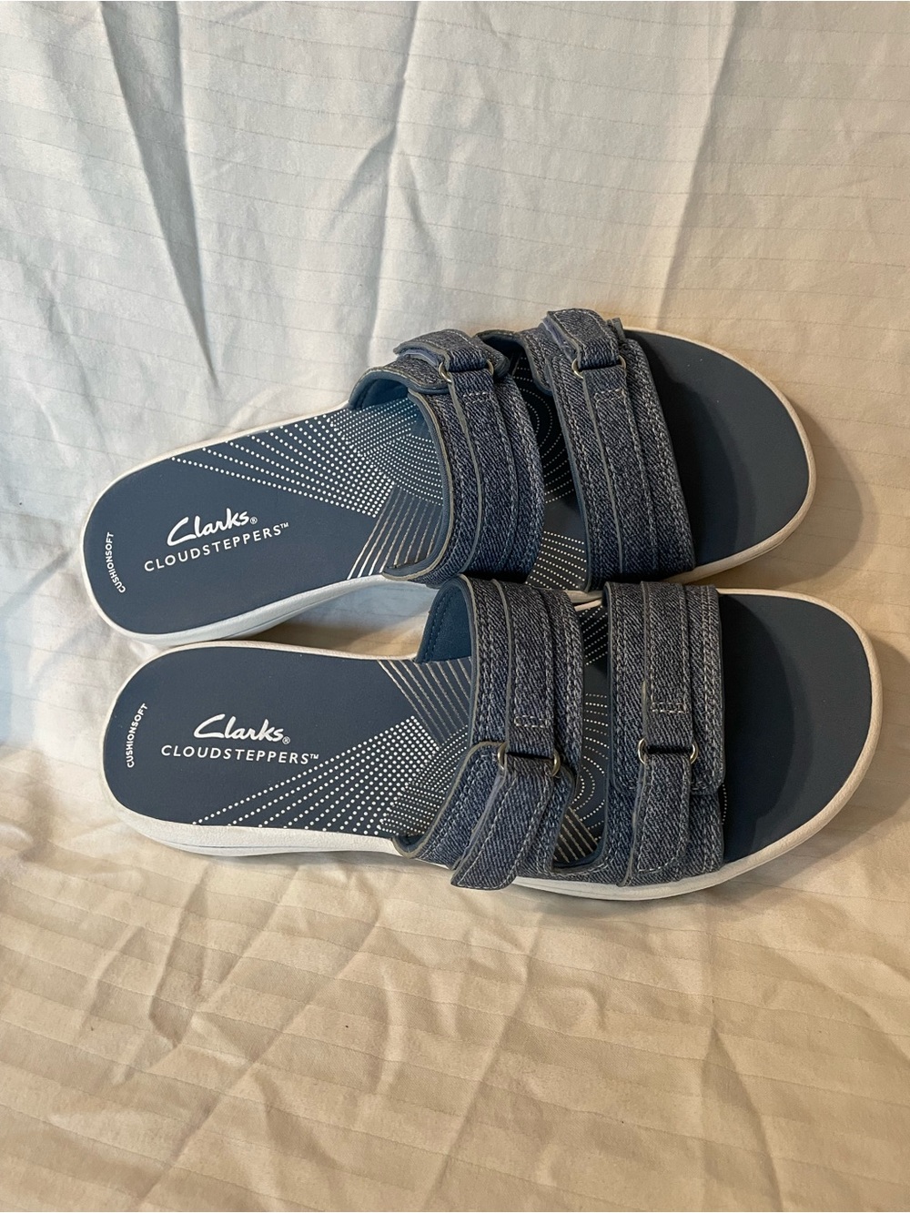 Clarks Breeze Piper Dark Denim Slide Sandal in Navy and White